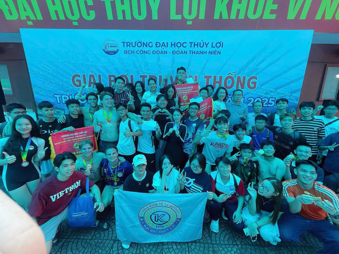 Giải bơi Truyền thống 2025 – FEM Thủy Lợi: Khoa Kinh tế & Quản lý tỏa sáng